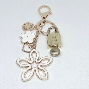 Louis Vuitton Lock & Key #326 w/ a Crystal Flower Forever Love Charm Keychain